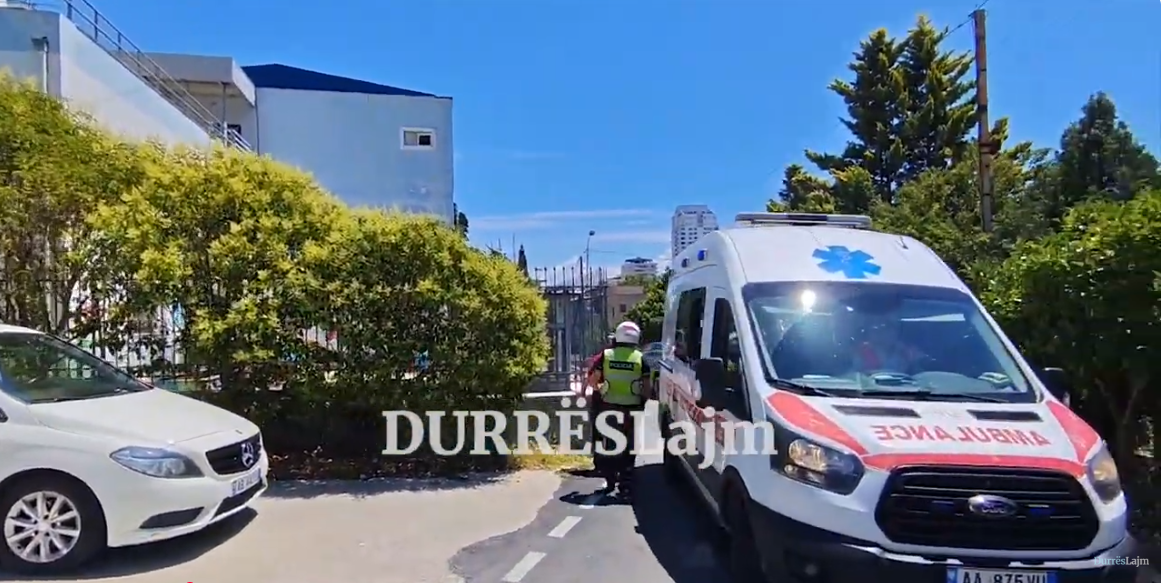 Durrës/ I mituri mbetet i bllokuar mes kangjellave të shkollës, transportohet me ambulancë në spital (VIDEO)