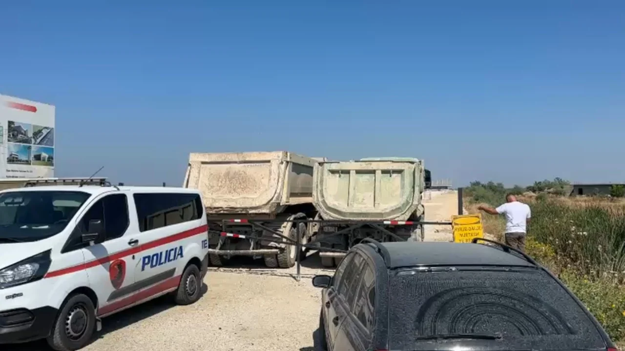 Tensione në Aeroportin e Vlorës/ Kamionët e ‘2A Group’ të parkuar para kantierit, punonjësve të ‘Mabco’ i bllokohet hyrja