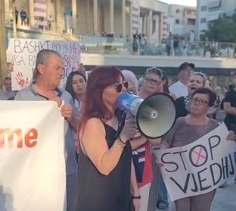 “Krenare që jam gocë Durrësi!” Këngëtarja Xhiliola Haveriku flet në protestën në Durrës: Duhet të jemi shumë më shumë! (VIDEO)