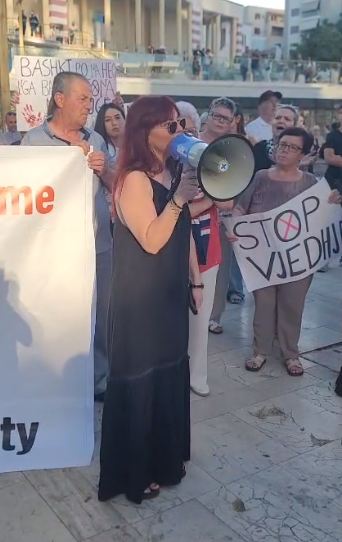 “Krenare që jam gocë Durrësi!” Këngëtarja Xhiliola Haveriku flet në protestën në Durrës: Duhet të jemi shumë më shumë! (VIDEO)