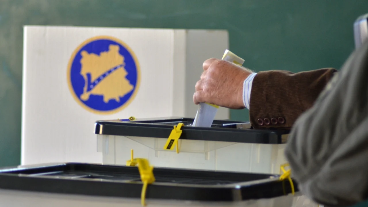 Zgjedhjet në Kosovë, nis numërimi në vend. Pjesëmarrja 10% më pak se në 2025