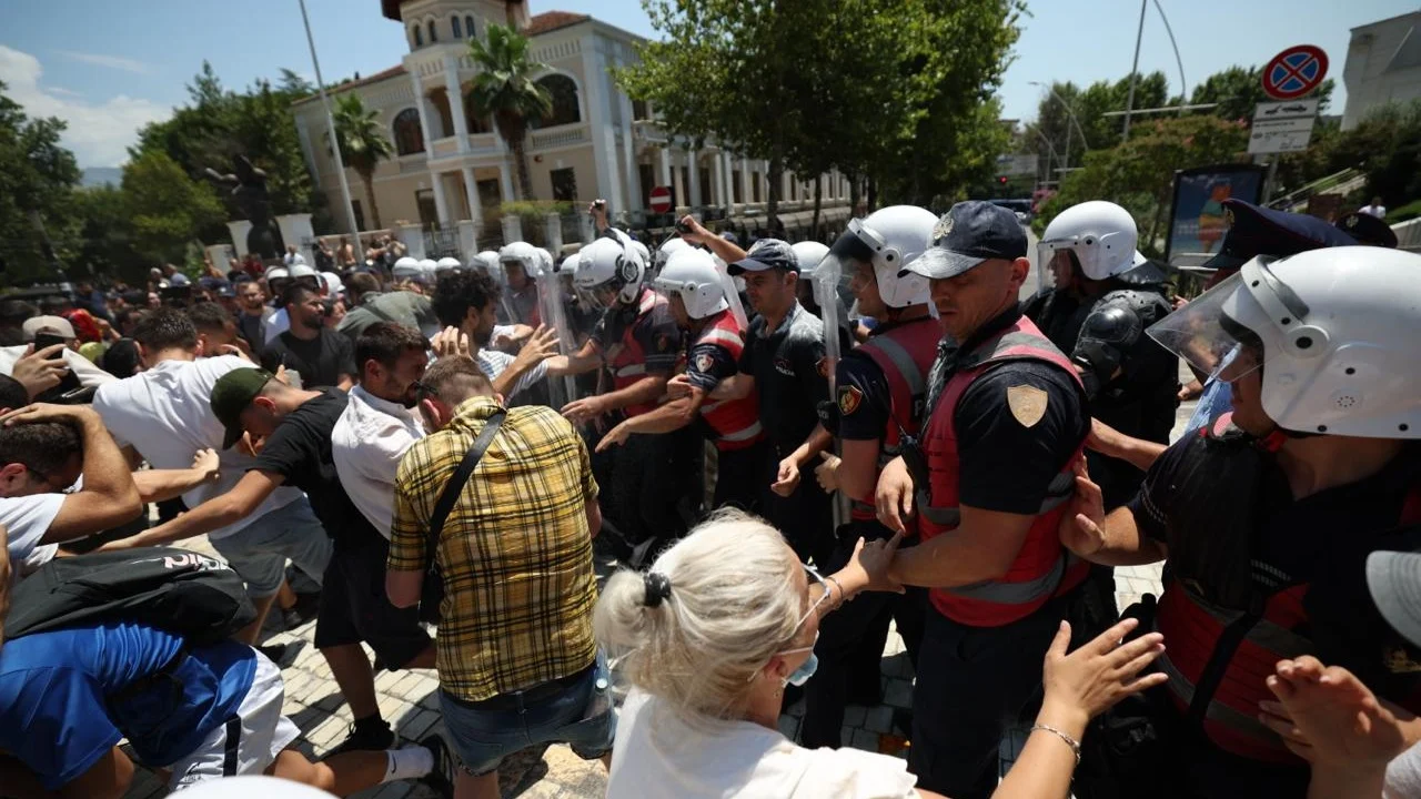 Dhuna ndaj gazetarëve në protestë, reagon Asociacioni i Gazetarëve: Policia të vërë para përgjegjësisë të gjithë autorët e sulmeve