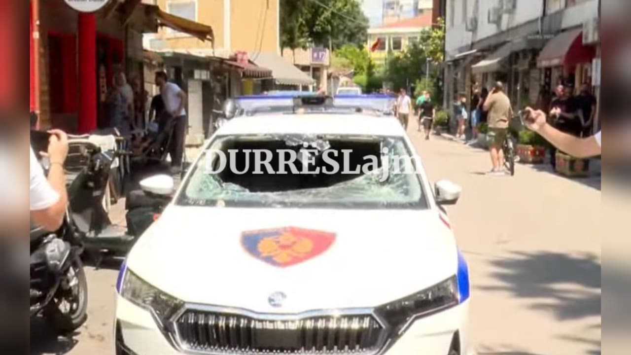 VIDEO/ Përshkallëzohet situata, protestuesi thyen xhamat e makinës së policisë, arrestohet