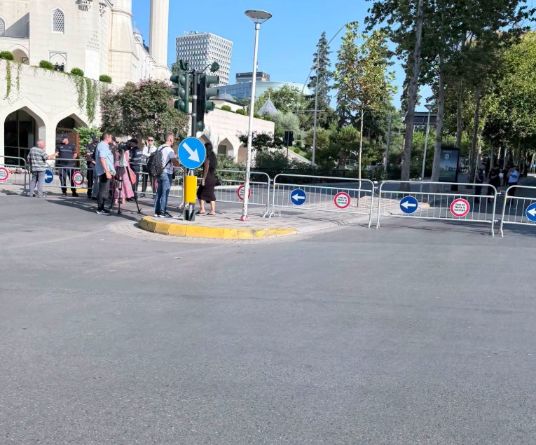 Parlamenti nën ‘rrethim’ policor, Bardhi: Akt i shëmtuar dhe i papranueshëm! Askujt nuk i rrezikohet jeta nga qytetarët që protestojnë