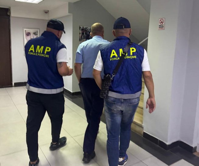 Drogë dhe organizim i paligjshëm i lojërave të fatit, arrestohet një efektiv policie dhe dy persona të tjerë 