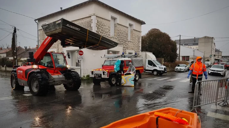 Stuhi të forta në Francë/ Të paktën dy të vdekur, mbi 50,000 shtëpi pa energji elektrike