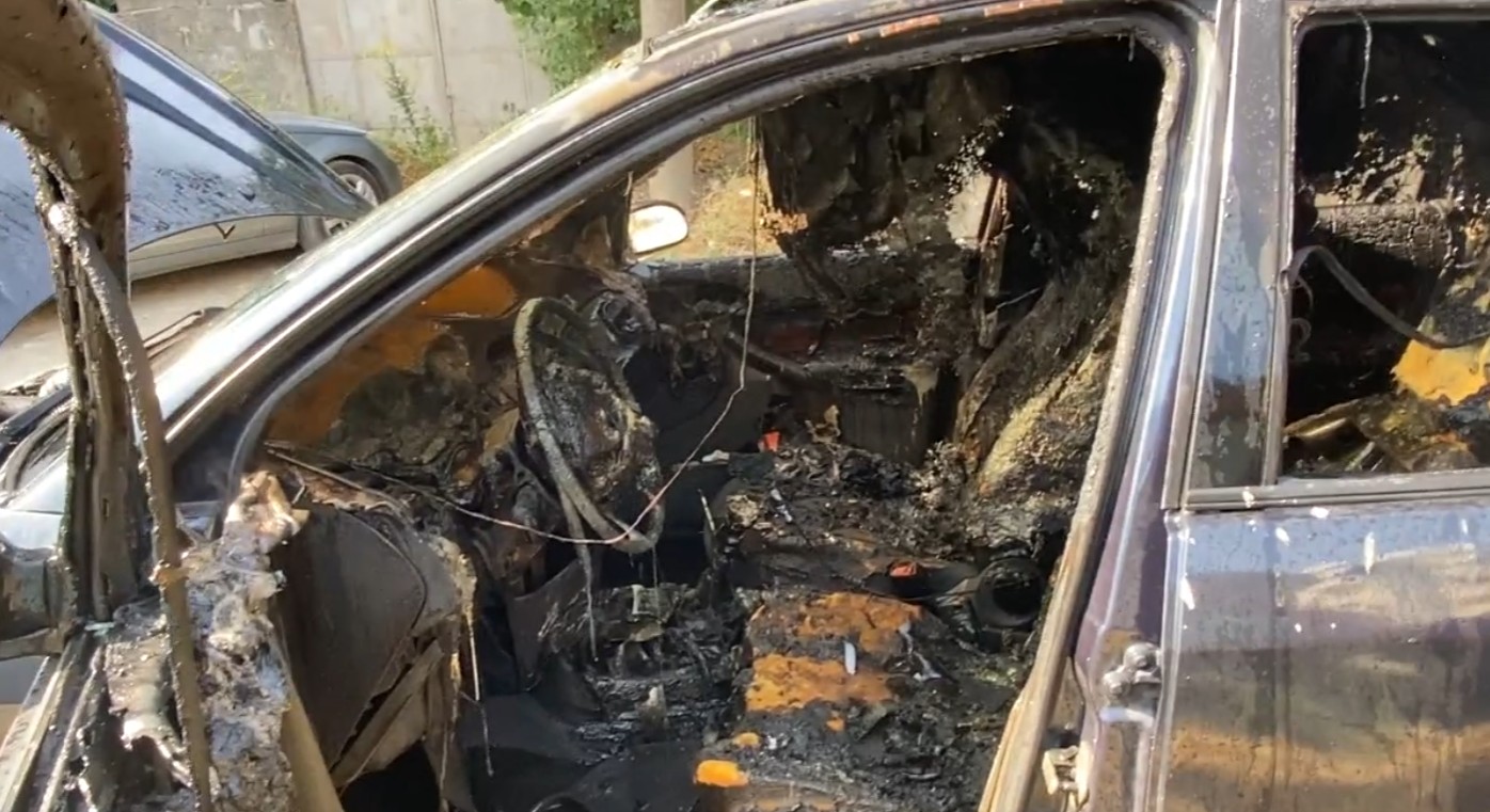 Digjet një automjet pranë nënstacionit elektrik në Lushnje, shkrumbohet nga flakët