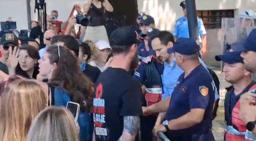 Protestuesit përplasen me deputetin e Lëvizjes Bashkë, Redi Muçin