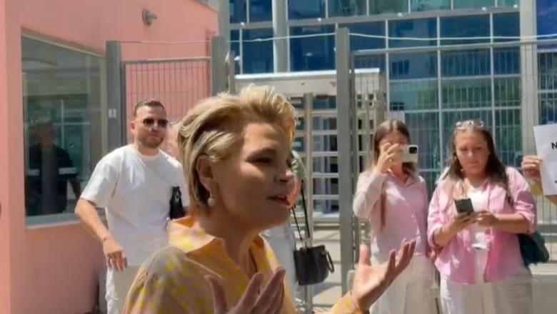 ‘Si u bëre kaq e bukur?’ Protestuesit kureshtarë për pamjen, Kryemadhi: Jam siç kam qenë e re, prapë e shëmtuar!