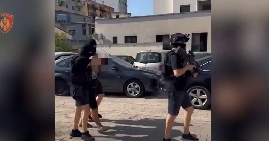 Pjesëtar i një grupi kriminal në Itali në fushën e narkotikëve, arrestohet në Durrës 23-vjeçari (VIDEO)