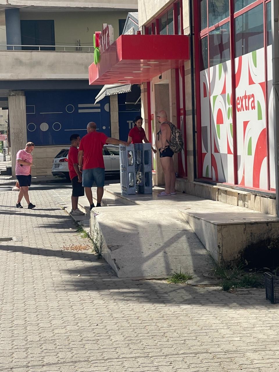 Turistë me veshje të papërshtatshme në rrugët e Durrësit