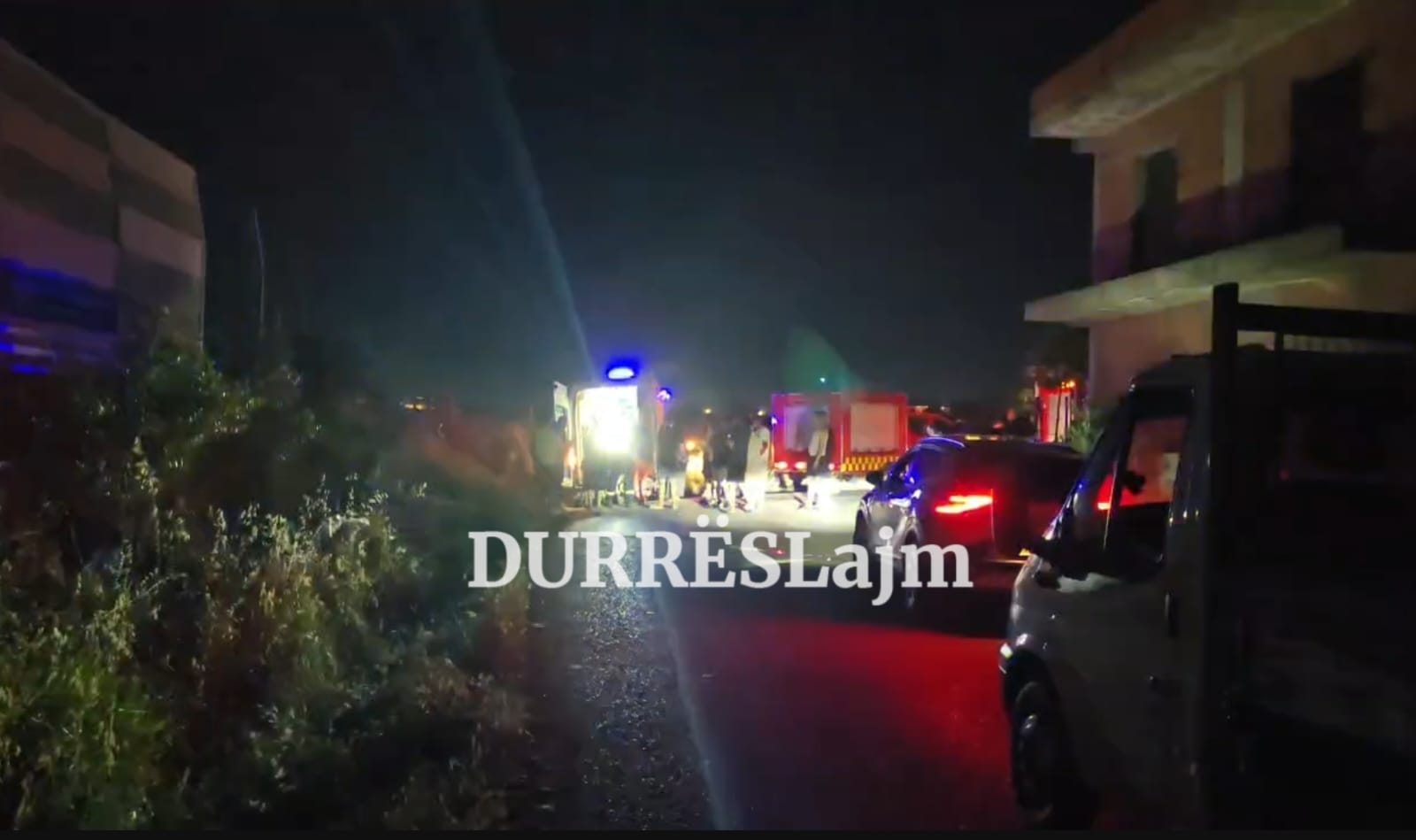 Aksidentohen dy të rinj në Durrës, motori del nga rruga dhe përfundon në kanal (VIDEO)