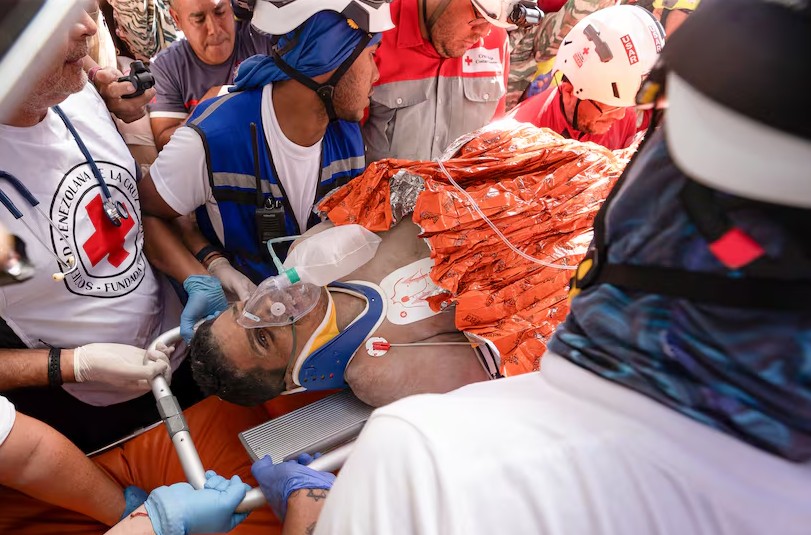 44-vjeçari nxirret i gjallë tetë ditë pasi qëndroi nën rrënojat masive të tërmeteve në Venezuelë (VIDEO)
