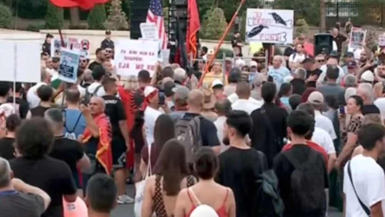 Dita e 49 e protestës, qytetarja: Më datë 23 në orën 09:00 para Kuvendit! T’i lajmë me vaj e domate kostumet e tyre të shtrenjta