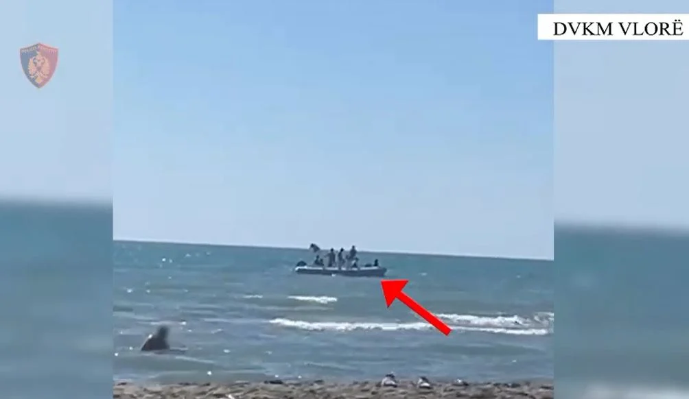 Rrezikuan pushuesit duke lëvizur me mjete lundruese në afërsi të bregut, 10 milionë lekë gjobë për dy të rinjtë