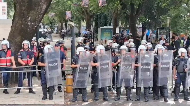 Protestuesit mblidhen në sheshin “Skënderbej”, nisen drejt Komisariatit nr.1 për të kërkuar lirimin e të shoqëruarve
