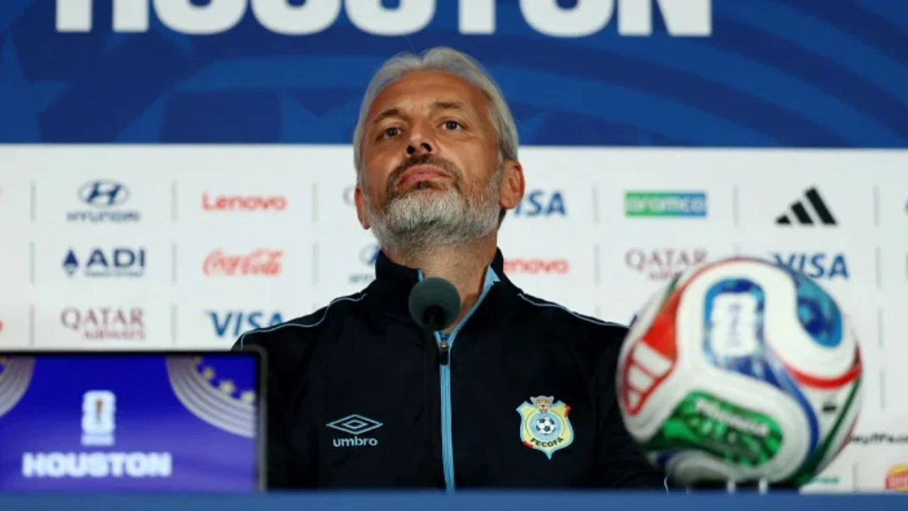 Trajneri mëson vdekjen e babait “live” në konferencë pas eliminimit nga Anglia!