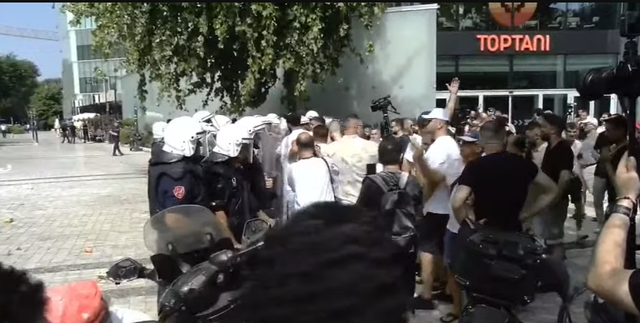 Tensionet para Kuvendit, tre efektivë të plagosur, afrohet autoboti me ujë për të shpërndarë protestuesit