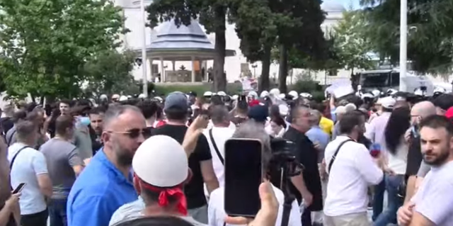 Efektivi u qëllua me gur në kokë, Goxhaj qartëson protestuesit: Jo me gurë Policisë së Shtetit, e kemi me parlamentin