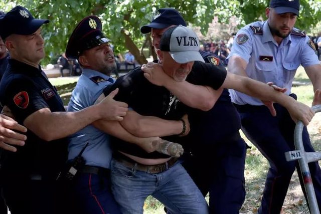 Revoltë për të arrestuarit, qytetarët kërkojnë drejtësi sot para Gjykatës së Tiranës: Lironi çunat