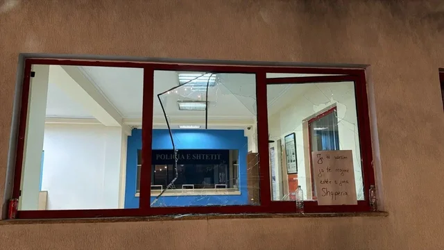 Përplasjet te komisariati/ Policia identifikon 12 personat e përfshirë, një i arrestuar e katër në kërkim