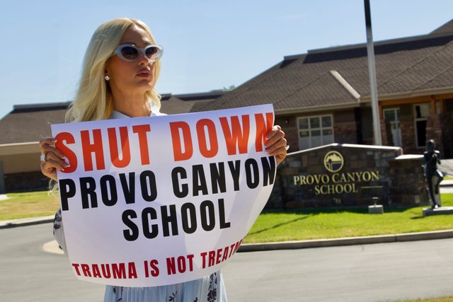 Paris Hilton u sulmua fizikisht më 1990 në konviktin Utah në SHBA, shkolla humbet licencën