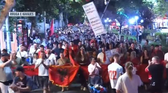 “Shqipëria e rinisë, jo e partisë”/ Qytetarët vijonë marshimin e tyre kilometrik: Rama në burg, Berisha në burg