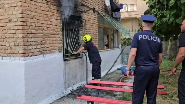 Detaje të reja nga zjarri fatal në Korçë/ I moshuari dyshohet se e vendosi qëllimisht zjarrin në banesën e tij