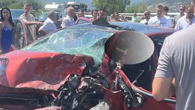 Automjeti humbi kontrollin dhe doli nga rruga, plagosen dy persona 