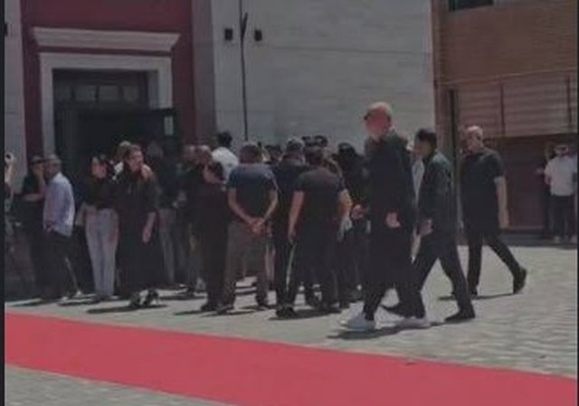 Kryeministri Rama kryen nderimet në homazhet për gazetarin Enrik Mehmeti