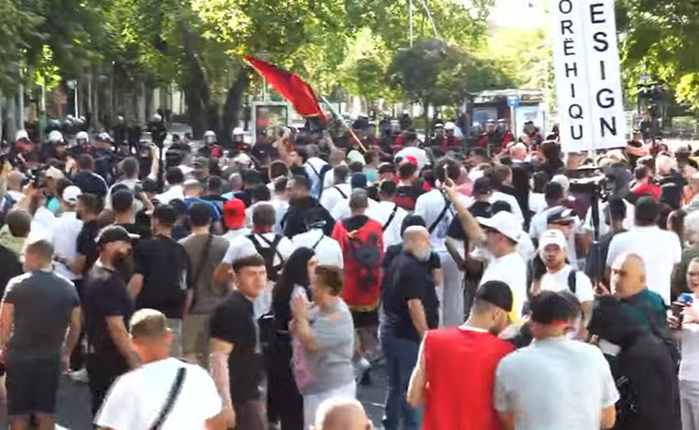 Tensione para Kuvendit/ Protestuesit shkulin gardhin metalik, hedhin vezë drejt policisë, afrohet autoboti i ujit