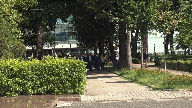 Protestuesit rrethojnë godinën, deputetët e PD mbërrijnë në Kuvend, Berisha: Të shkrihet Parlamenti!