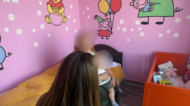 E dënuar për dhunë, lirohet nga qelia 34-vjeçarja që u burgos bashkë me foshnjën 1-vjeçe