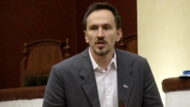 “Nuk i shpëtoni dot urrejtjes së qytetarëve”, Redi Muci: Do kërcasë veza edhe në shtator 