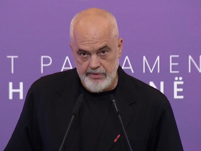 Rama pranon se administrata doli në protestë kundër tij: Gjatë ditës ishin në punën e shtetit, në darkë iu bashkonin të tjerëve në bulevard!