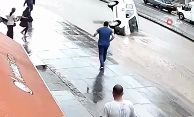 Reshjet e dendura përmbytin Ankaranë, rrugët kthehen në lumenj, paralizohet trafiku