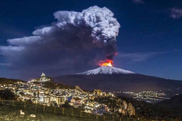 Shpërthen sërish vullkani Etna, ndërpriten fluturimet në Siçili