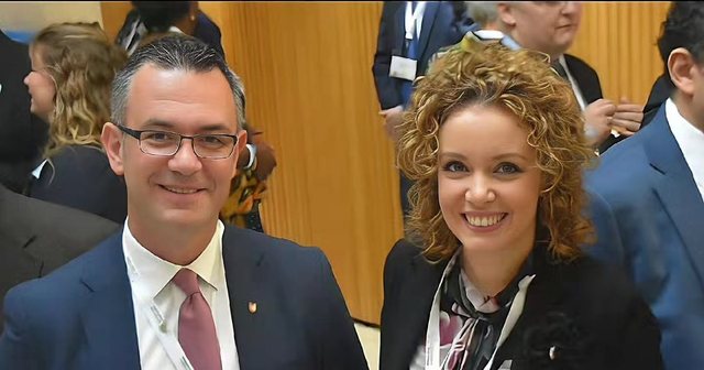 “Festofsh me engjëjt atje ku je”/ Dedikimi rrëqethës i Edlira Çepanit për Gert Bogdanin në ditën e tij të lindjes