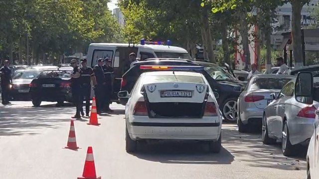BMW humb kontrollin dhe përplaset me dy makina të parkuara, plagoset drejtuesi