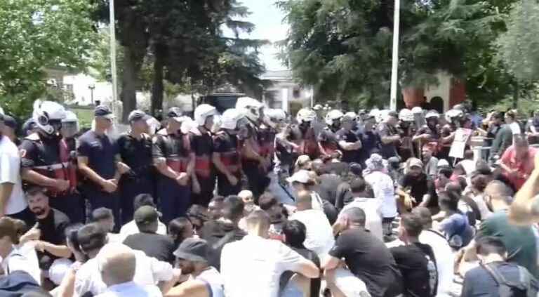 Përplasjet e dhunshme te Parlamenti, 20 qytetarë të shoqëruar në polici! 9 efektivë në spital