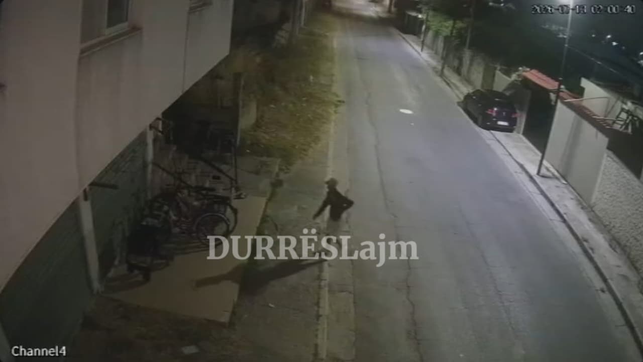 Durrës/ Hajduti kontrollon një nga një makinat e parkuara, pastaj vjedh biçikletën (VIDEO)