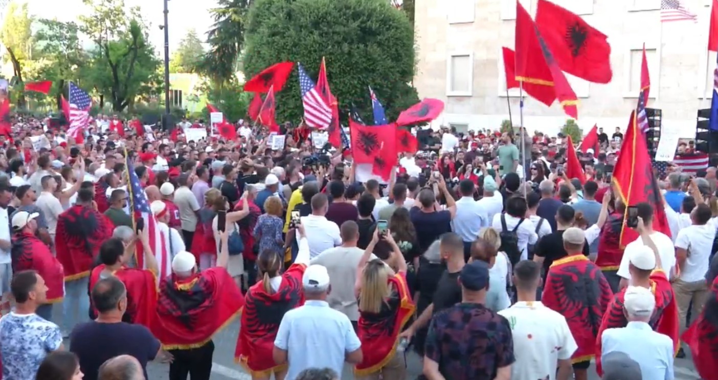 Dritan Goxhaj lexon në protestë deklaratën për Pavarësinë e SHBA-së