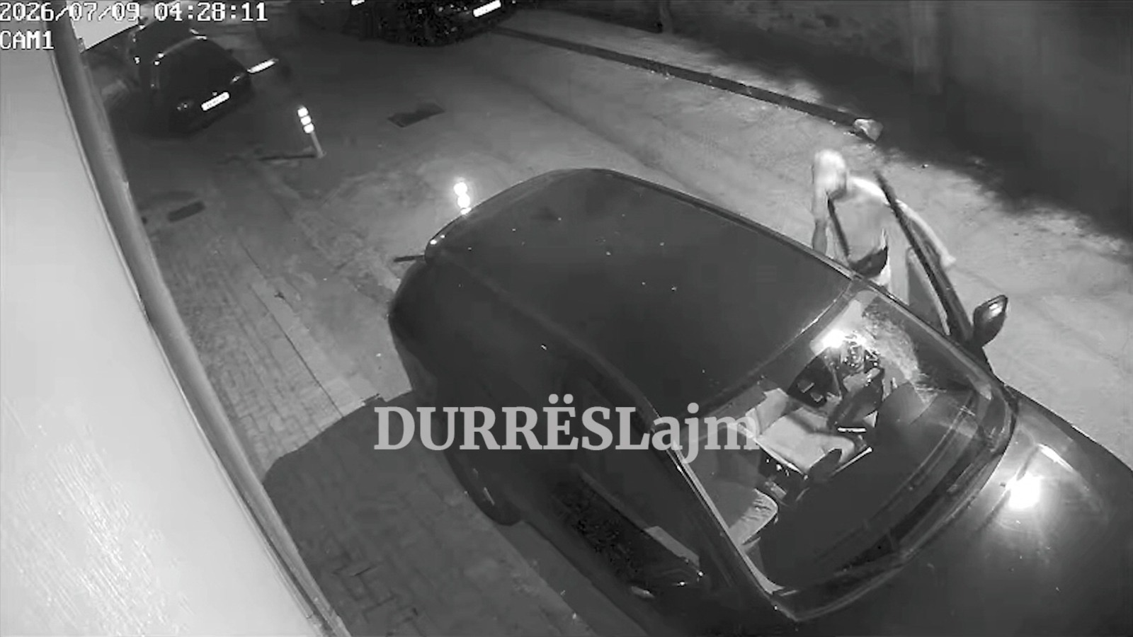 Durrës, hajduti “inspektoi” për 5 minuta makinën, ja çfarë mori me vete (Video)