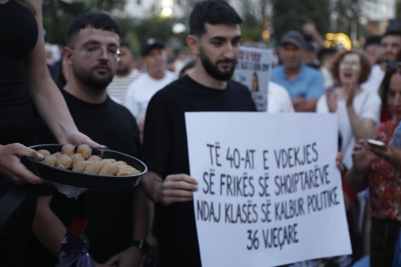 Nga hallva për të “40-at e vdekjes së frikës te shqiptarët”, te ironia me koncertin e Kanye West, mesazhet pikante nga protesta