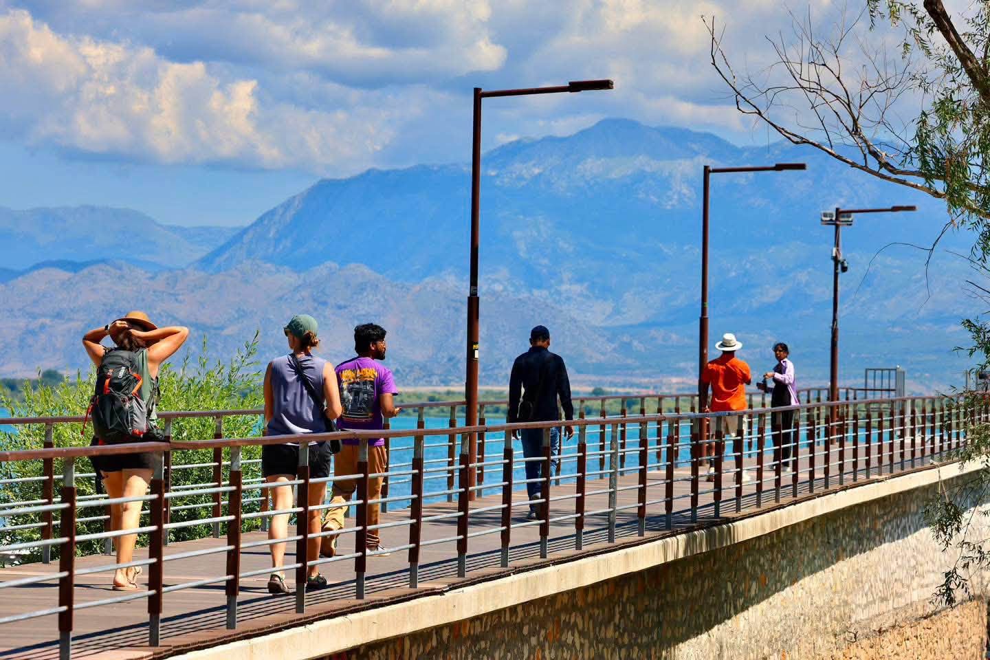 Rama publikon pamje nga Shkodra e mbushur me turistë: Mëngjes i zakonshëm për qytetin