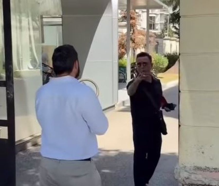 Tensione te Kryesia e Kuvendit, Erion Braçe shtyn me duar gazetarin: Ik bashkë me atë fundërrinën (VIDEO)