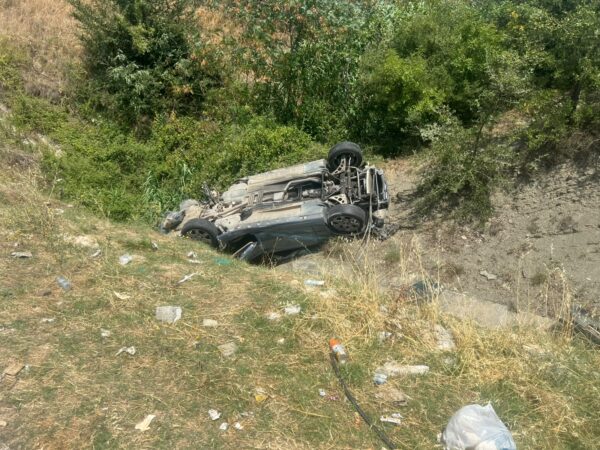 Aksident i rëndë, makina del nga rruga dhe rrokulliset disa herë, dy të plagosur