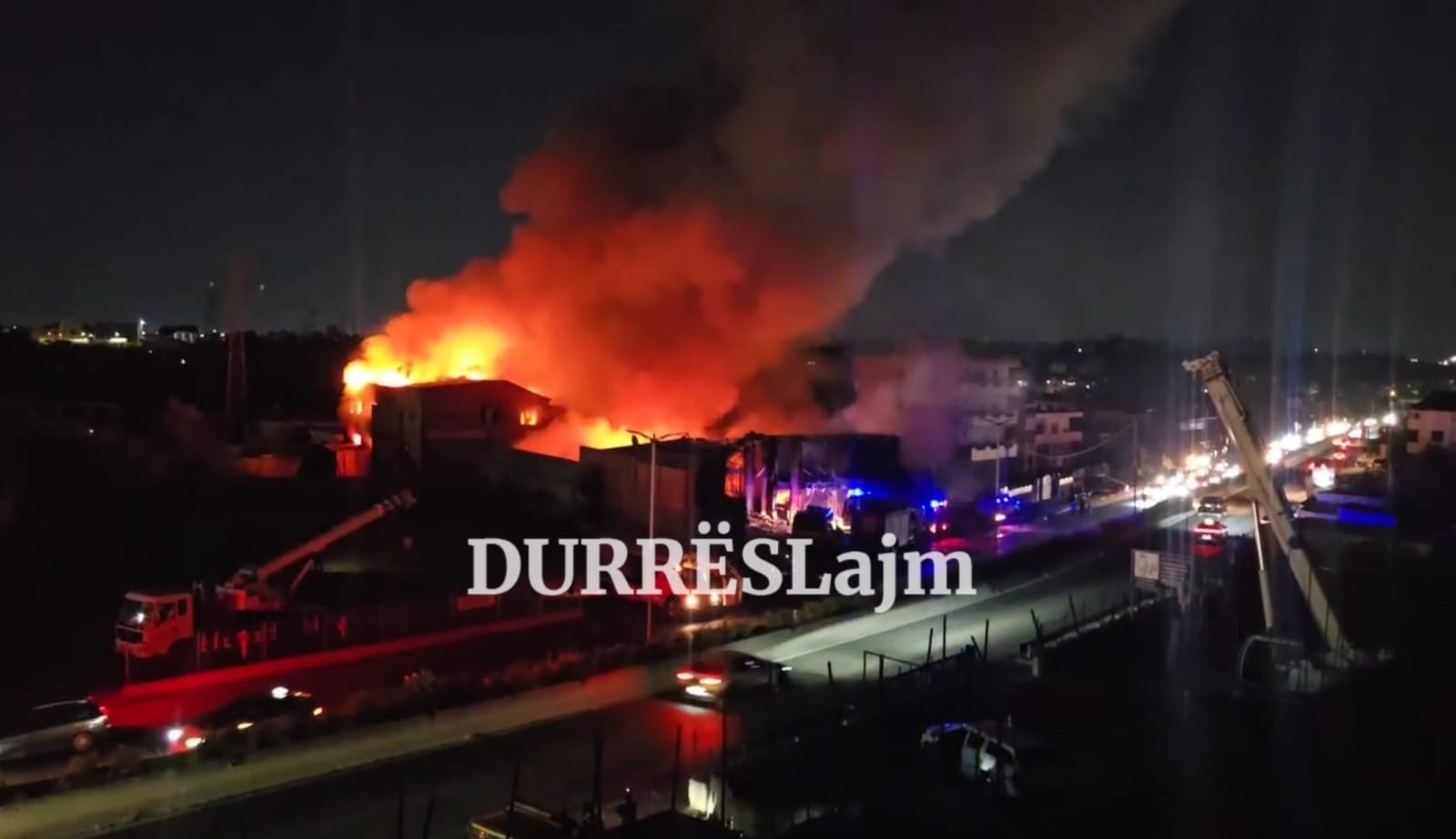 VIDEOLAJM/ 7 orë betejë me flakët, zjarri ende jashtë kontrollit në magazinat në Shkozet
