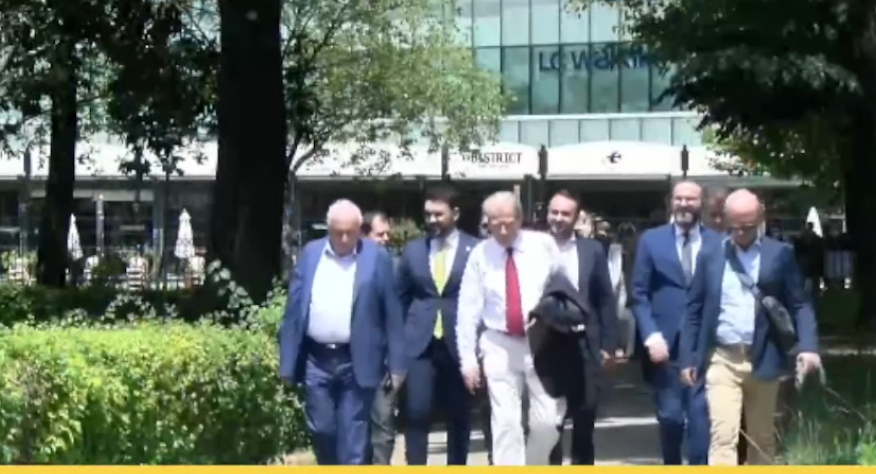 Partia Demokratike prish bojkotin, i rikthehet punimeve të Parlamentit! Deputetët e opozitës futen nga porta e Akademisë së Shkencave