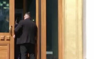 U përjashtua nga Byroja, Agron Shehaj tenton të hyjë në sallën e seancave: Hiqi duart! Do të mbash përgjegjësi